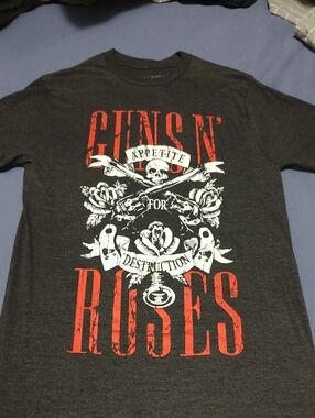 Charcoal Short-Sleeve Graphic Tee with Red & White Guns N' Roses Design